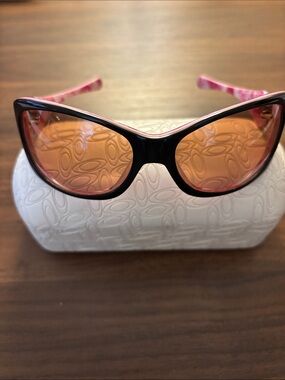 Oakley Women’s Pink Gradient Sunglasses with Amber Lenses pink ribbon